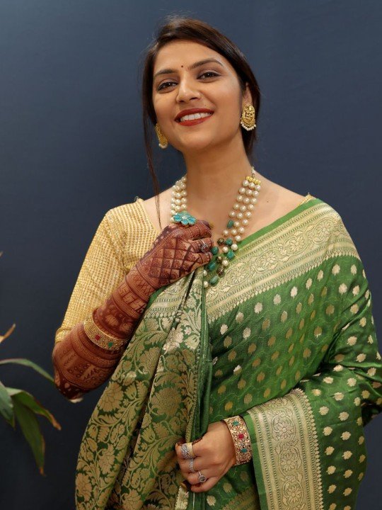 Royal Rajgharana Green & Gold-Toned Pure Silk Banarasi Saree - Image 4