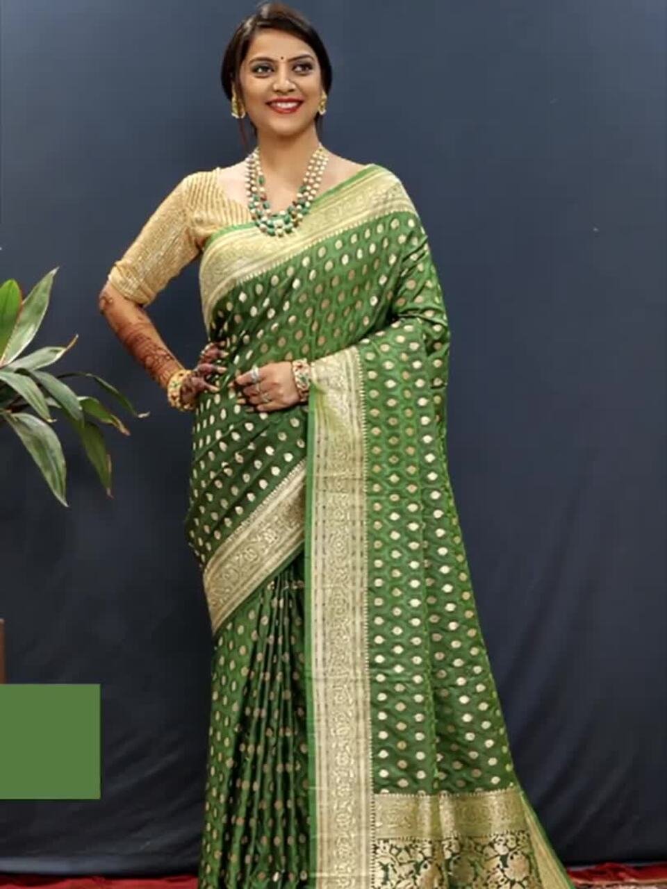 Royal Rajgharana Green & Gold-Toned Pure Silk Banarasi Saree - Image 6