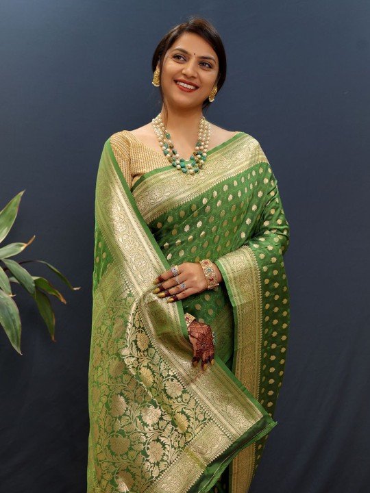 Royal Rajgharana Green & Gold-Toned Pure Silk Banarasi Saree - Image 2