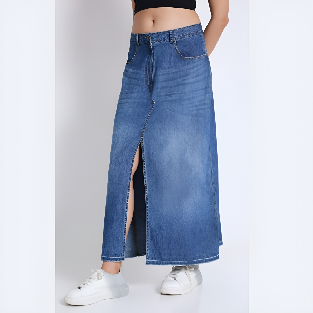 Oversized sunglasses with cat-eye shape and gradient lenses in tortoiseshell frame